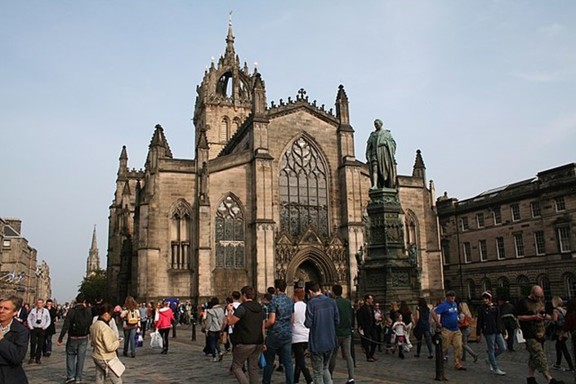 St Giles Cathedral with crowds